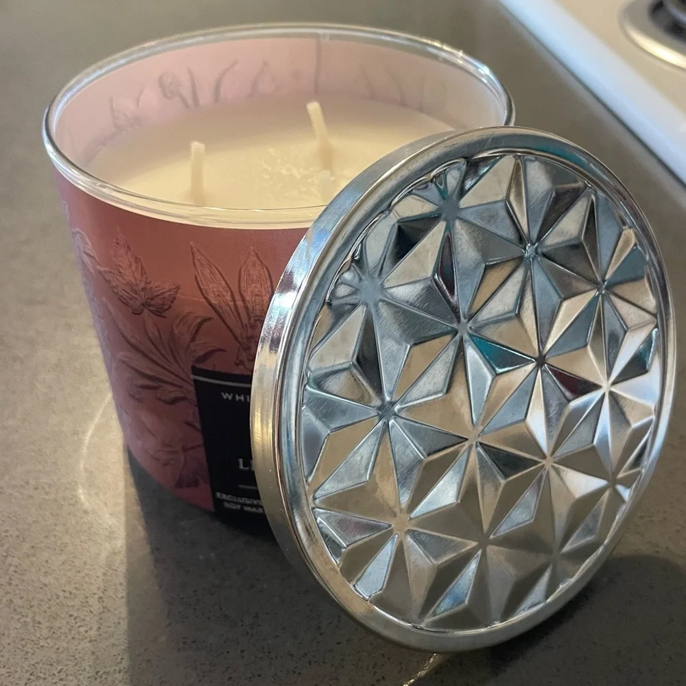 White Barn Leaves 3 wick candle - Picture 5 of 5